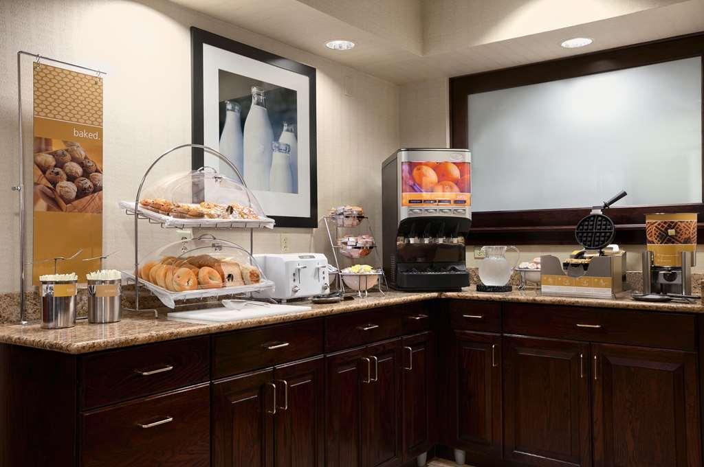 Hampton Inn Cleveland-Solon Ресторант снимка